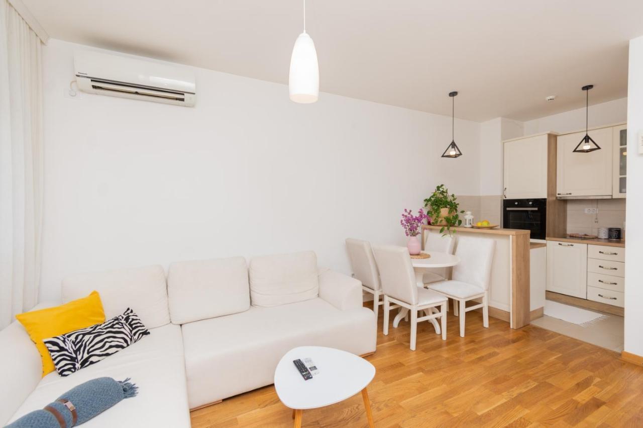 Lux City Apartment With Parking Podgorica Bagian luar foto