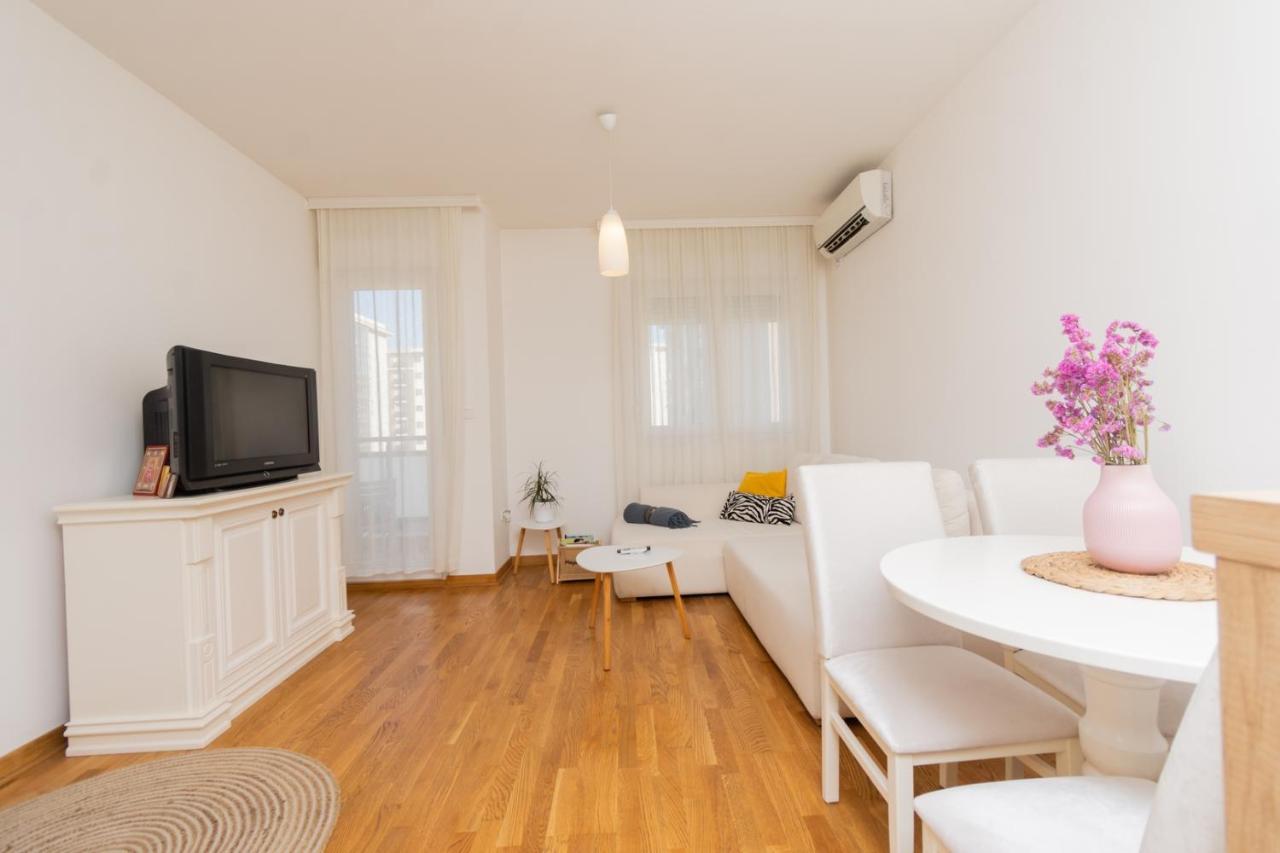 Lux City Apartment With Parking Podgorica Bagian luar foto